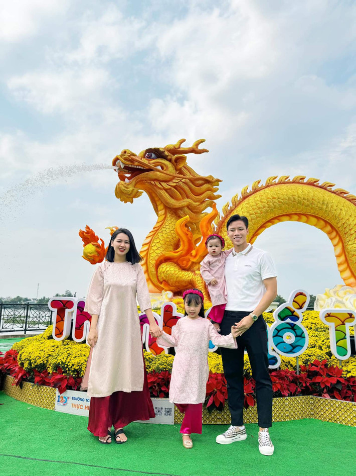 Đến nay, vợ chồng Quế Ngọc Hải đã có hai công chúa vô cùng xinh xắn và đáng yêu. Cuộc sống của chàng cầu thủ cũng khiến nhiều người phải ngưỡng mộ.