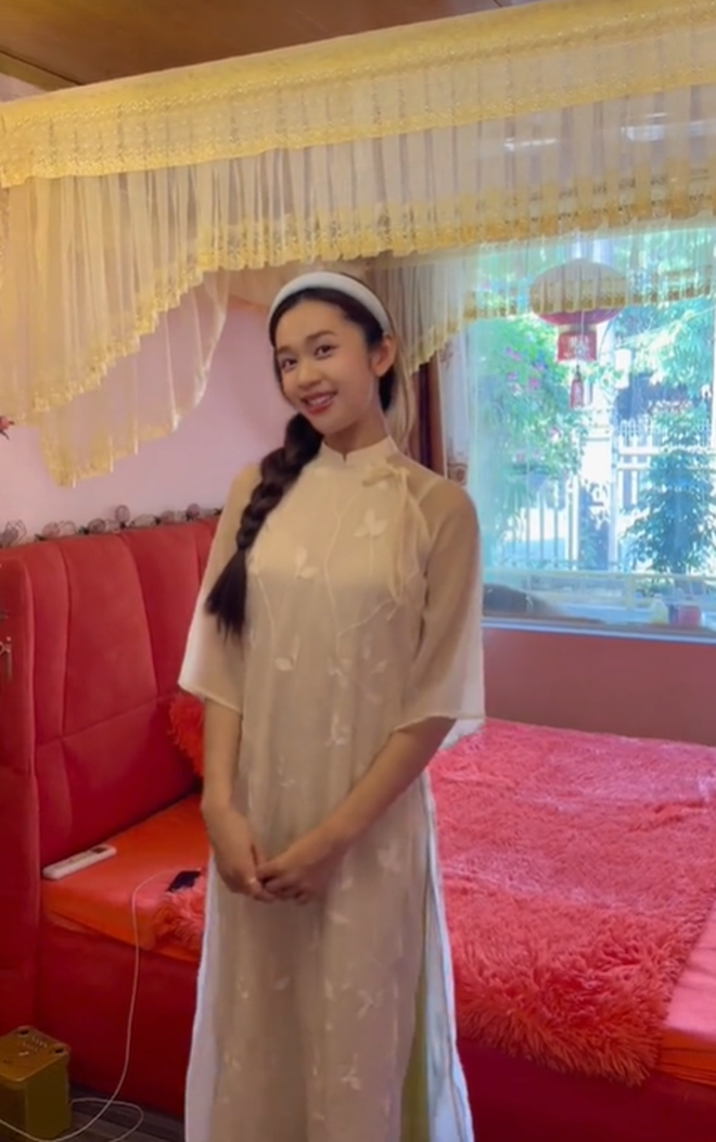 Vẫn giữ hình thức nhà sàn truyền thống nhưng bên cạnh đó, nhiều chi tiết thiết kế trong căn nhà đã được thay đổi hiện đại hơn để phù hợp với nhu cầu sống của cả nhà.