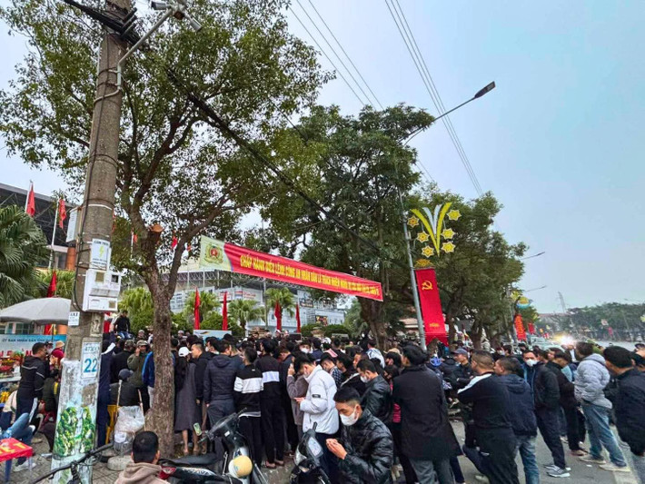 Chỉ sau 15 phút mở bán, số lượng vé bán trực tuyến trận bán kết AFF Cup 2024 trên sân nhà của ĐT Việt Nam đã hết.