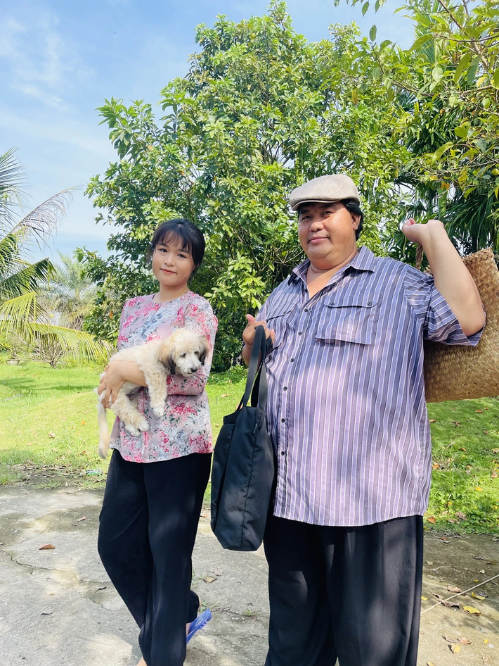 Khánh Trinh là con gái lớn của Hoàng Mập, tốt nghiệp Đại học Sân khấu Điện ảnh TPHCM. Cô nàng có tên thật là Đoan Trinh gây chú ý bởi chiều cao nổi bật 1m72, nụ cười tươi, hiện đang làm diễn viên.