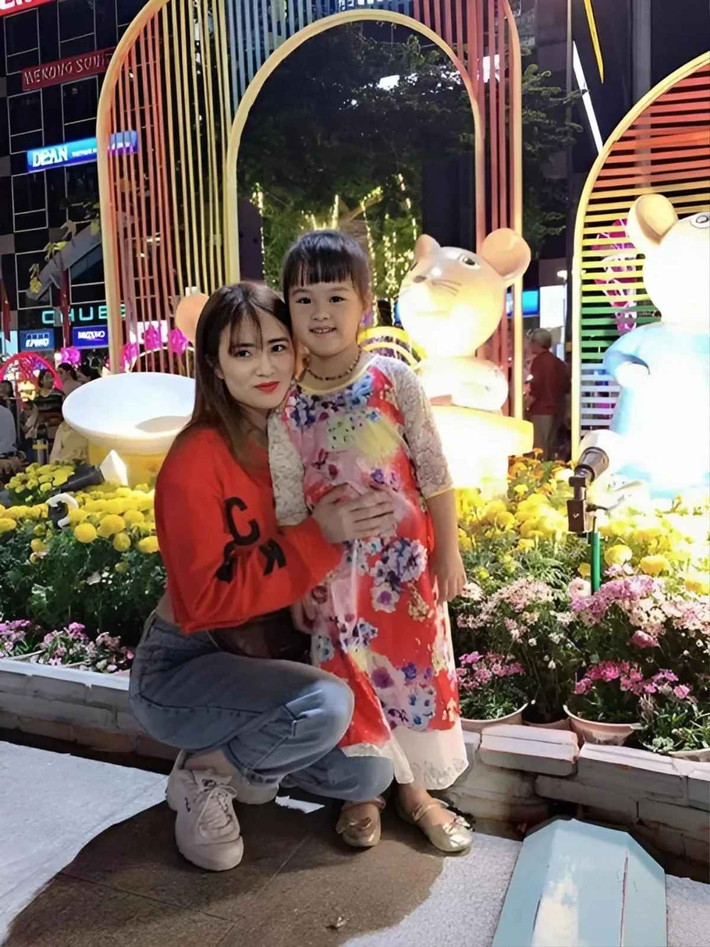 Dù cô bé đeo khẩu trang, song nhiều người vẫn nhận định Ruby có gương mặt xinh xắn với đôi mắt to tròn và trong sáng, cùng những đường nét tinh tế và hài hòa.