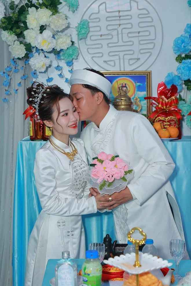 “Anh bảo mình cứ yên tâm, tiến hành lễ rước dâu như bình thường. Tụi mình vẫn làm lễ cưới đúng kế hoạch, chấp nhận việc gương mặt mình có phần khác lạ”, Anh Thư nói.
