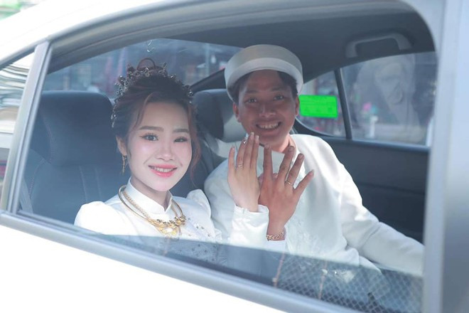 Anh Thư gặp phải “kiếp nạn” khó đỡ khi bị ong đốt ngay sát ngày cưới, dẫn đến tình cảnh theo chồng về dinh với gương mặt sưng vù. Cũng vì điều này mà bộ ảnh rước dâu của cô nàng trở nên “viral” trên mạng xã hội.