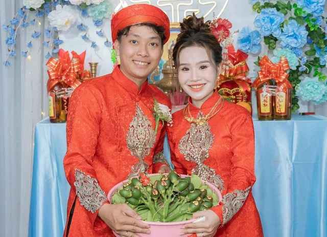 Anh Thư được mọi người động viên rất nhiều nên trong ngày cưới cô nàng vẫn xuất hiện với diện mạo tươi tắn, rạng rỡ.