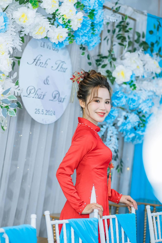 Cặp đôi làm lễ gia tiên, lên sân khấu rót rượu, sau đó Anh Thư xin phép về phòng nghỉ ngơi trước, còn Phát Đạt ở lại tiếp khách.