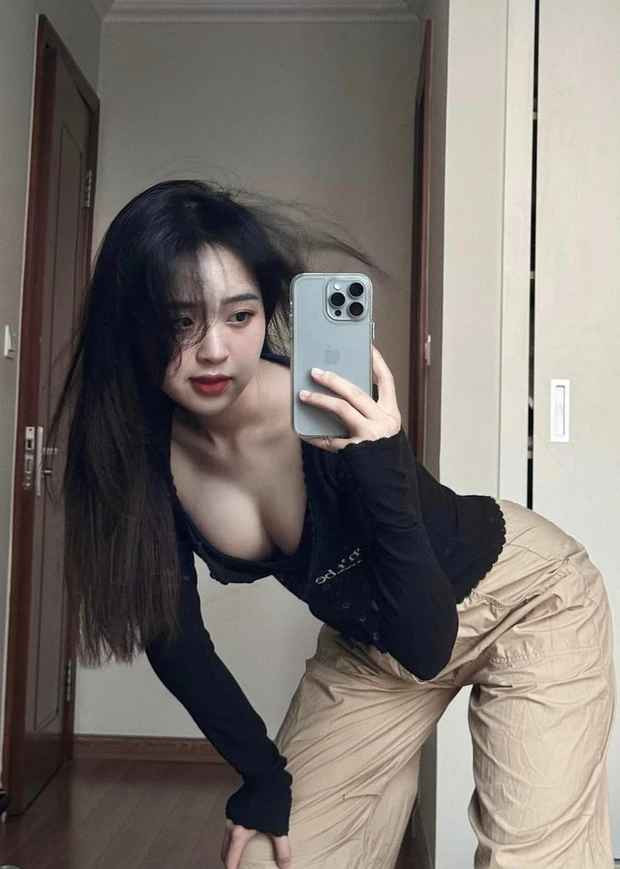 Việc lên sóng "song kiếm hợp bích" lần này với hiện tượng mạng "Nam đẹp trai" là lần hiếm hoi mà cô nàng công khai tình tứ với đối phương.