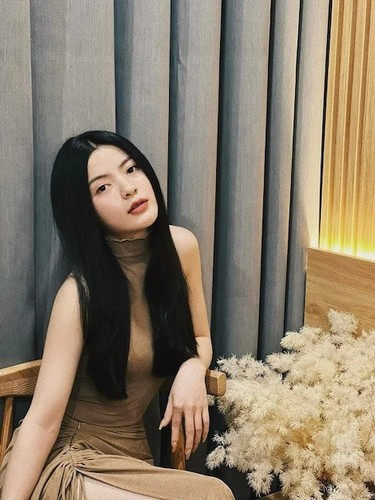 Trong bữa ăn khi nàng WAG ngồi cùng mẹ chồng cũng vô tình để lộ vòng 2 nhô lên bất thường. Không rõ điều này bắt nguồn từ Chu Thanh Huyền chọn trang phục hay thực sự đã có tin vui.