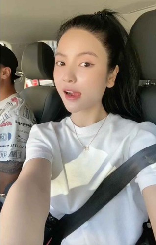 Trước đó, ngay sau lễ ăn hỏi, khi cư dân mạng đặt thẳng nghi vấn Chu Thanh Huyền "cưới chạy bầu" thì trong một phiên livestream, vợ Quang Hải đã khẳng định mình vẫn bình thường, hoàn toàn không có chuyện đang mang thai.