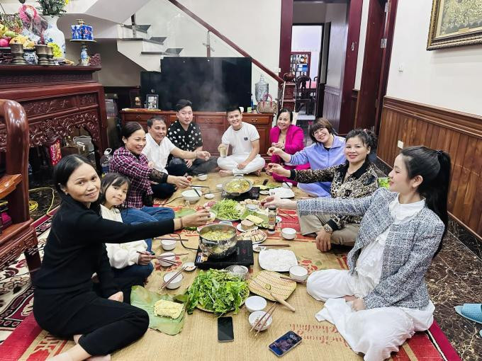 Đáng chú ý, qua những hình ảnh, cư dân mạng tiếp tục nghi vấn Chu Thanh Huyền bầu bì khi xuất hiện với vòng 2 lùm lùm.