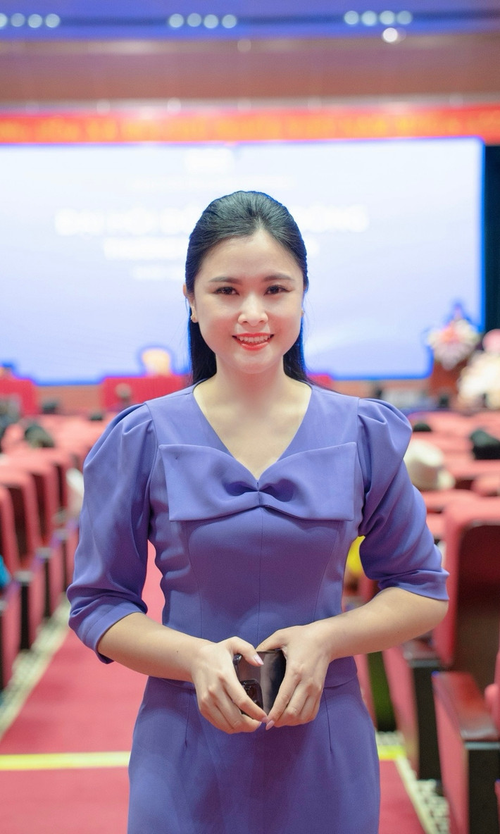 Nữ BTV Khánh Ly không chỉ có bằng Báo chí - Đại học KHXH&NV - Đại học Quốc gia Hà Nội, mà còn sở hữu cả bằng Tài chính ngân hàng của Học viện Ngân hàng.