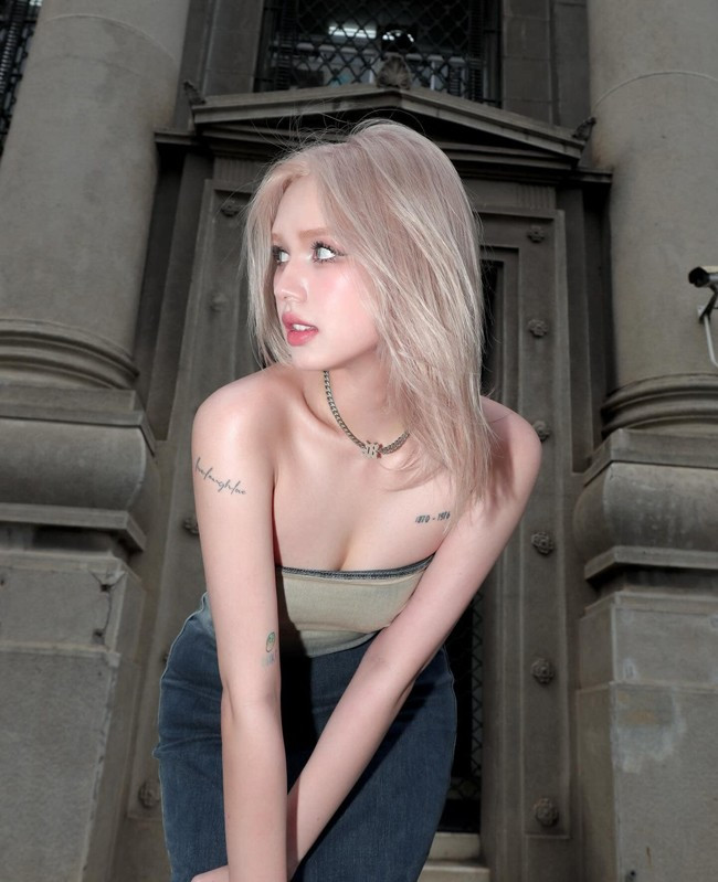 Streamer Xemesis từng chia sẻ, anh cảm thấy may mắn khi yêu và cưới Xoài Non. Còn nàng hot girl cũng từng tiết lộ, được chồng hết mực yêu chiều và hỗ trợ trong công việc.