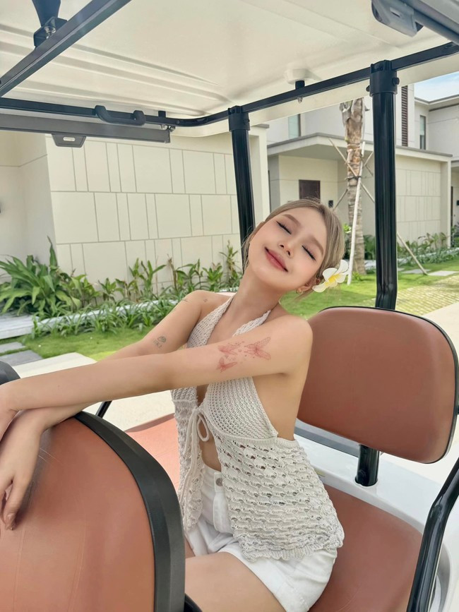 Khác với vẻ ngây thơ, kẹo ngọt như khi còn là học sinh cấp ba, Xoài Non của hiện tại mang vẻ đẹp của người phụ nữ trưởng thành.