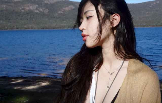 Được biết, Sully là một du học sinh học tập và làm việc tại Úc. Trên mạng xã hôi, cô nàng thường xuyên chia sẻ cuộc sống của bản thân bên trời Tây.