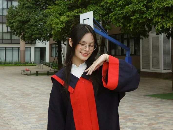 Từ cách đây 3 tháng, con gái Phan Anh cũng đăng tải hình ảnh mặc đồ tốt nghiệp và tạo dáng vô cùng đáng yêu.