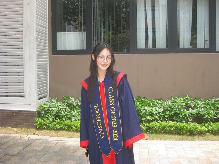 Cách đây vài ngày, Bo đăng tải khoảnh khắc trong trang phục tốt nghiệp nhưng chú thích rằng: "Không phải cô tốt nghiệp", dù vẫn cô nàng vẫn nhận được vô vàn lời chúc mừng.