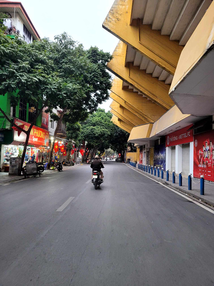 Nhiều người vẫn luôn nhớ tới một Hà Nội đông đúc, ồn ào và tất bật theo guồng quay của cuộc sống, ngược xuôi xô bồ với bộn bề công việc.