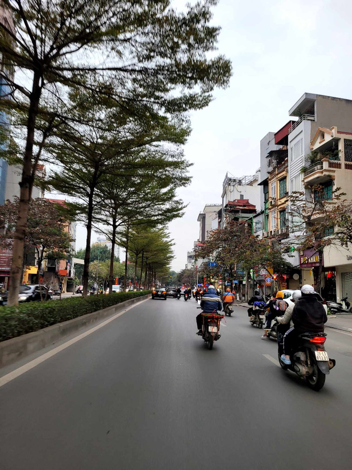Những con đường ngày thường tấp nập dòng người qua lại của Hà Nội giờ lại thật vắng vẻ và chậm rãi.