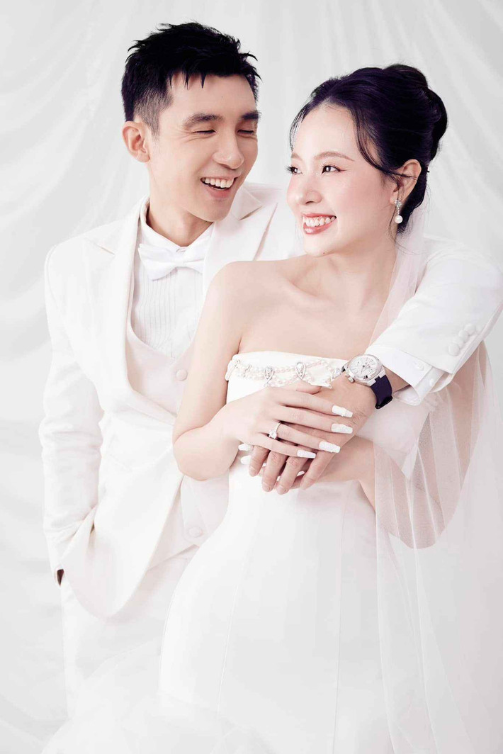 Trong hôn lễ, Minh Đạt đã dành những lời có cánh để gửi tới bà xã, đồng thời nam doanh nhân hi vọng có thể nắm chặt tay bà xã đi đến cuối cuộc đời.