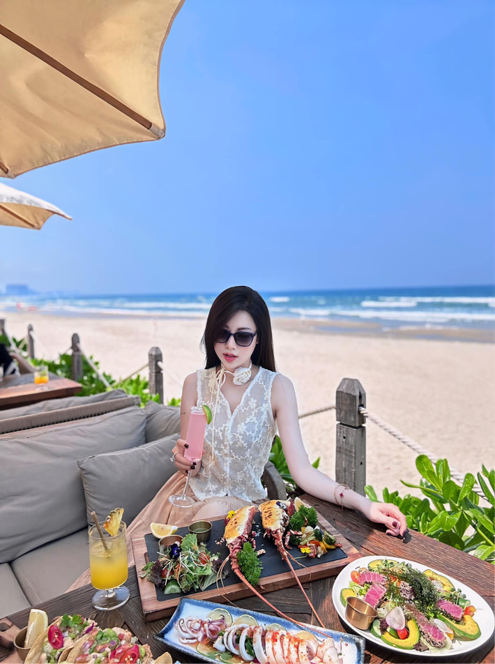 Ngoài ra, hot girl Hải Dương cũng thay đổi nhiều trong phong cách ăn mặc.