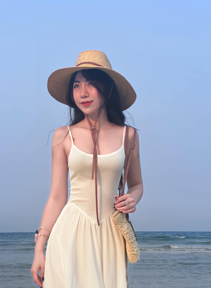 Em gái Văn Toàn hiện sống cùng bố mẹ ở Hải Dương. Cô có gương mặt xinh xắn, thân hình quyến rũ và nước da sáng mịn không thua kém các hot girl.