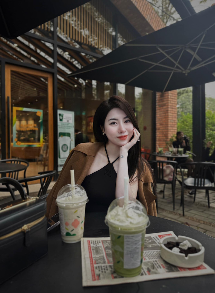 Ít ai ngờ rằng cầu thủ Nguyễn Văn Toàn lại có một cô em gái út vô cùng xinh xắn, đáng yêu. Khi không có lịch thi đấu, cả hai anh em thường xuyên gặp gỡ và tương tác thân thiết.