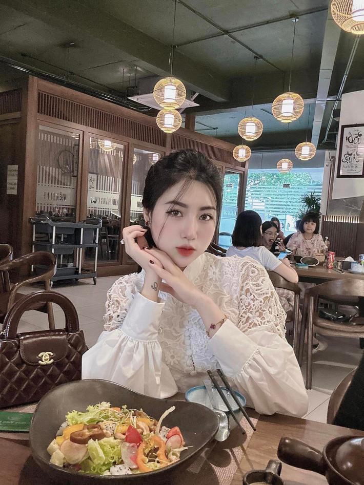 Trên trang cá nhân mới đây, Nguyễn Nụ tự tin khoe dáng với áo cúp ngực hấp háy khoe vòng 1 cực quyến rũ.
