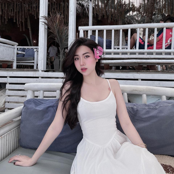 Có anh trai nổi tiếng, Nguyễn Nụ cũng được nhiều người quan tâm. Trang Facebook của cô hiện có hơn 60.000 người theo dõi.