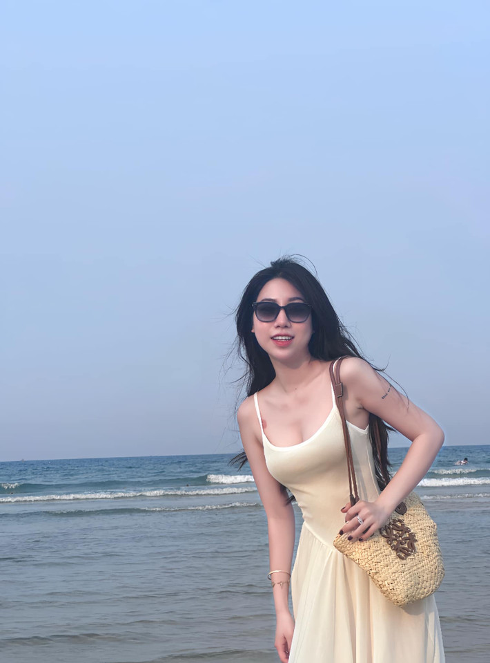 Mới đây trên trang cá nhân, em gái Văn Toàn là Nguyễn Nụ đã khiến nhiều người phải chú ý khi khoe body đâu ra đấy với những bức ảnh ở bãi biển.
