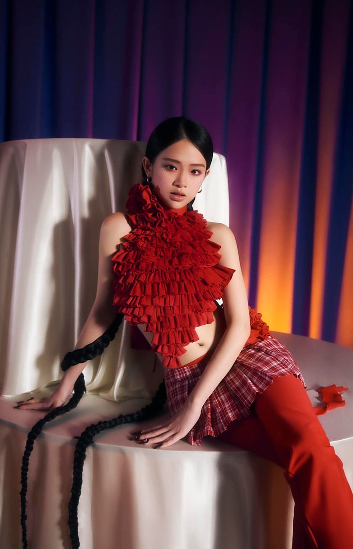 Cụ thể, trong video, Linh Ka đã nêu quan điểm về điểm thi: "Bây giờ có thể mua được điểm cấp 3 và đại học mà!"