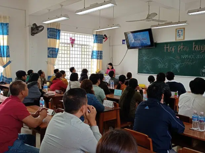 Dù đã có sổ liên lạc điện tử nhưng những buổi họp phụ huynh luôn là kí ức không thể quên của các bạn học sinh. Bởi qua buổi gặp mặt này, mọi khuyết điểm hay tội lỗi trên lớp của con em cũng sẽ được giáo viên thông báo tới gia đình.