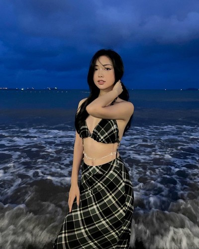 Dù không sở hữu chiều cao chuẩn mẫu, hot girl 9X vẫn có hình thể cân đối cực quyến rũ. Đặc biệt, không có bất cứ gu thời trang nào đủ sức đánh bại sắc vóc của Mai Hà Trang.