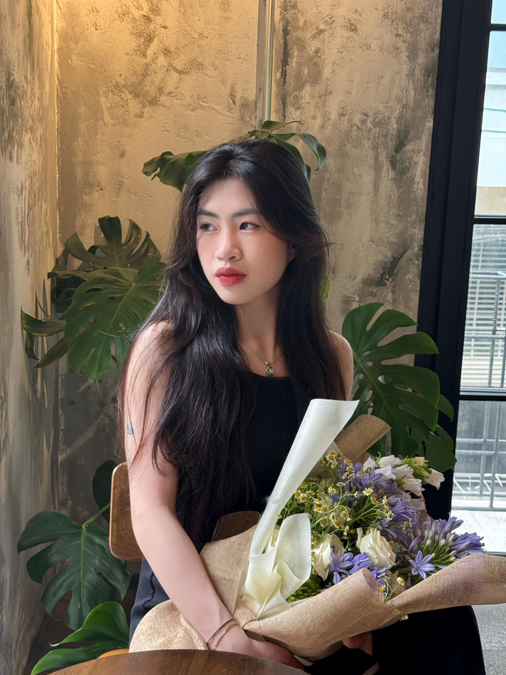 Khác với hình ảnh để mặt mộc trên sân thi đấu hay trang điểm nhẹ nhàng ở đời thường, "cơn lốc đường biên" của tuyển nữ Việt Nam khi make up tỉ mỉ khoe được đường nét gương mặt chuẩn đẹp, làn da trắng cùng mái tóc dài nữ tính.