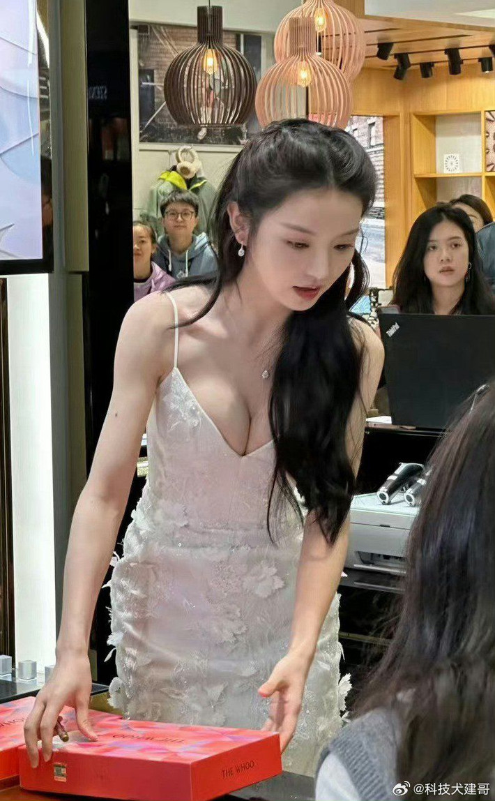 Điền Hi Vi (Tian Xiwei) được mệnh danh là "Búp bê cổ trang" sở hữu vóc dáng nỏng bỏng bậc nhất tại Trung Quốc.
