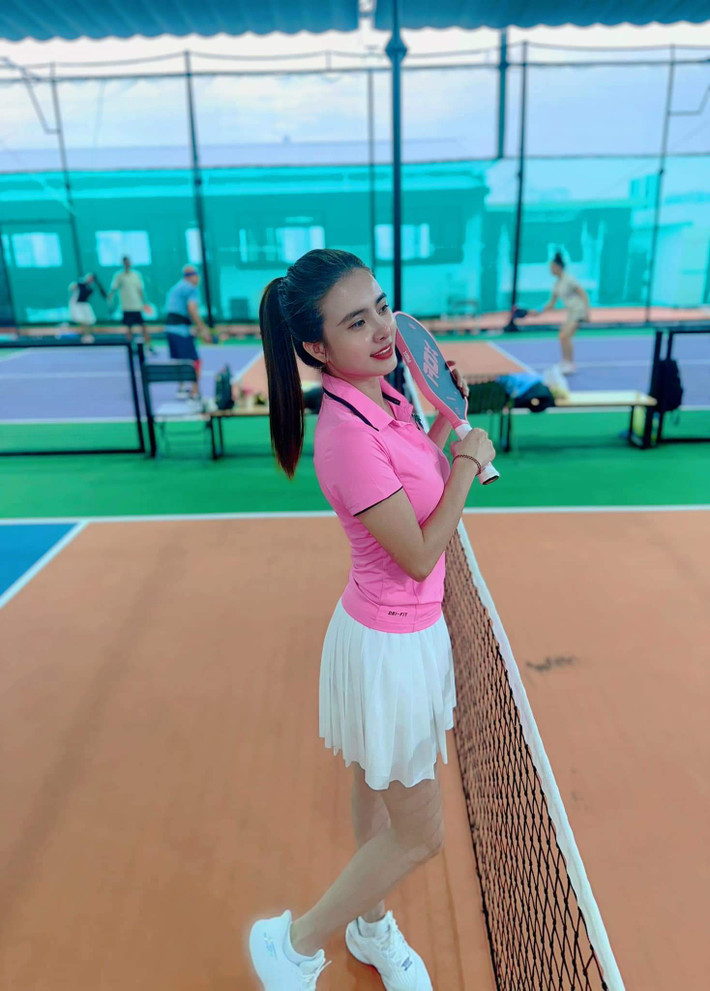 Sau những góp ý của dân tình về trang phục có phần "mát mẻ" ngoài sân pickleball, Lê Khánh Chi đã lựa chọn những trang phục kín đáo nhưng vẫn tôn lên vóc dáng gợi cảm.