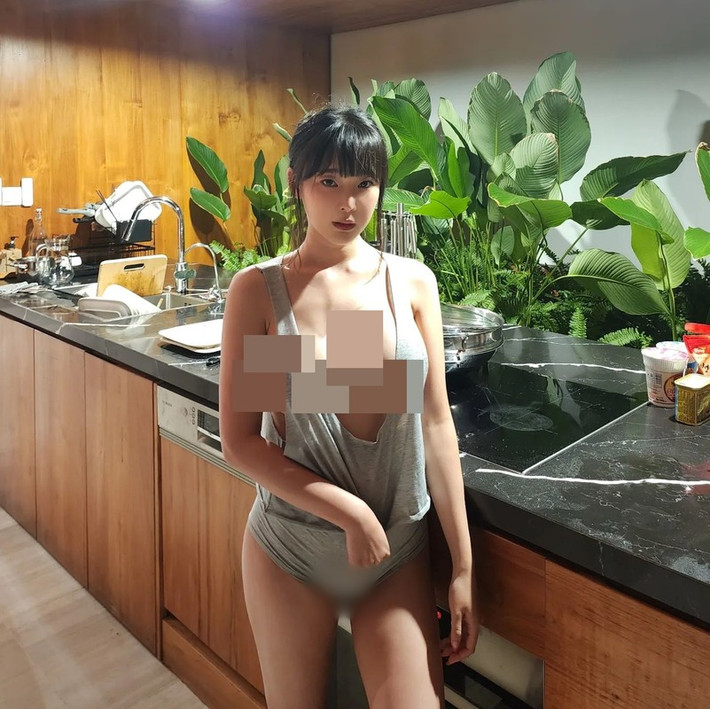 Inkyung sinh năm 1997. Cô nàng cao 1m55, nặng 44kg. Cô có thân hình gợi cảm và khuôn mặt ngây thơ.