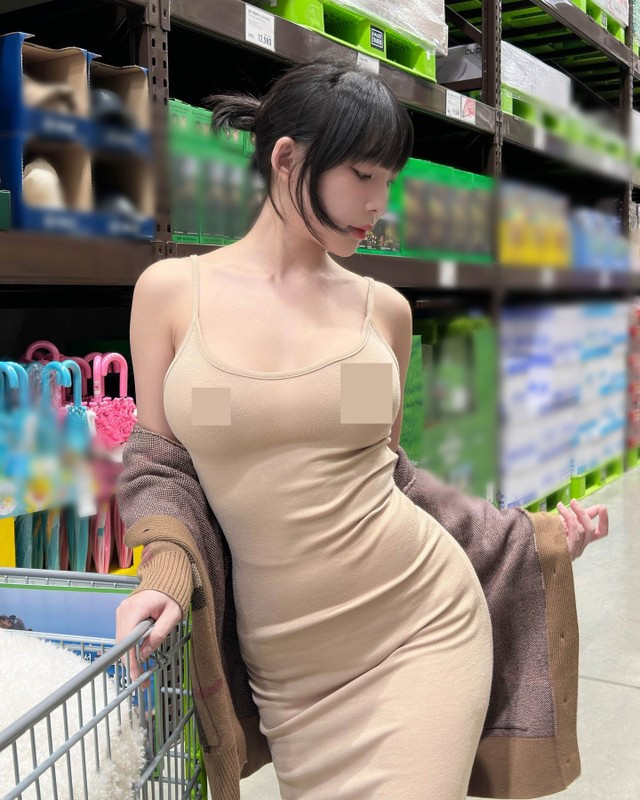 Trong một lần đi siêu thị, Kang Inkyung khoe thân hình gợi cảm với váy bó sát. Hot girl Hàn Quốc mặc trang phục ôm sát nhưng lại không nội y.