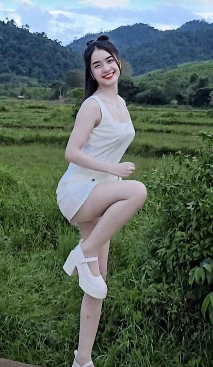 Nhiều người nhận xét, gái xinh người dân tộc này có vẻ đẹp tự nhiên, trong trẻo, cuốn hút. Bên cạnh đó, các video của cô cũng rất giản dị, gần gũi.