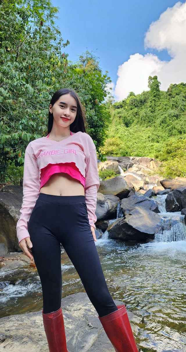 Yona Cươn hay đổi trong cách ăn mặc, diện những bộ cánh quyến rũ, cá tính như áo crop-top, quần jeans ôm sát. Vóc dáng chuẩn chỉnh cùng sự tự tin khiến người xem có chút ngỡ ngàng.