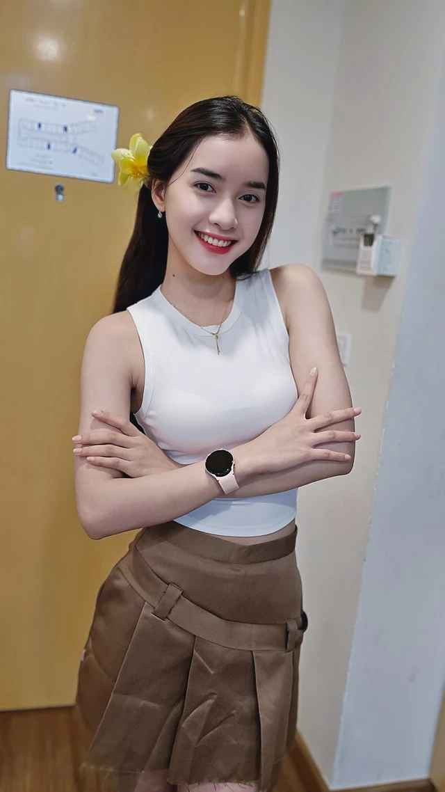 Ở thời điểm hiện tại, Yona Cươn chững chạc thấy rõ không còn nhiều nét ngây thơ như trước, gu ăn mặc cũng trưởng thành và quyến rũ hơn.