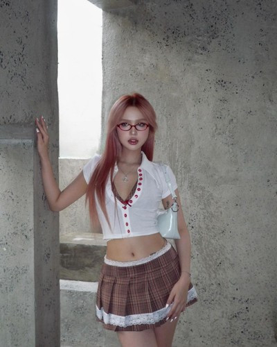 Cụ thể, hot girl chia sẻ: "Thực ra chuyện mọi người nói về tôi thế nào, tôi cũng thấy bình thường. Vì làm nghề này, tôi phải chấp nhận những lời khen chê từ mọi người. Nhưng có những cái mọi người đặt điều liên quan đến người lớn tôi không thích. Má Vũ (mẹ Gil Lê) dễ thương lắm. Nên mọi người đừng coi clip trên mạng rồi đồn đoán".