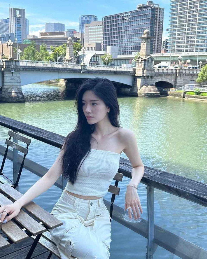 Chia sẻ về lý do tham gia show hẹn hò tại Việt Nam, người đẹp cho biết: "Tôi muốn gặp gỡ những người bạn ngoại quốc. Khi còn trung học, tôi đã từng có bạn bè là người nước ngoài. Vì vậy, tôi nghĩ đây là một trải nghiệm tuyệt vời".