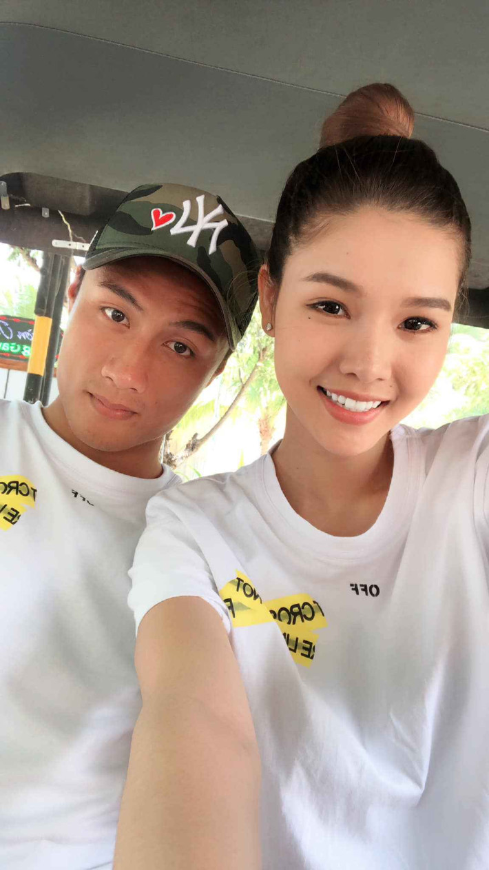 Cũng trong livestream, Kỳ Hân cho biết lý do cô nàng cưới Mạc Hồng Quân vì lỡ "dính bầu". Nhưng bản thân nàng WAGs cũng cảm thấy chồng là một người tốt nên mới quyết định gắn bó với anh