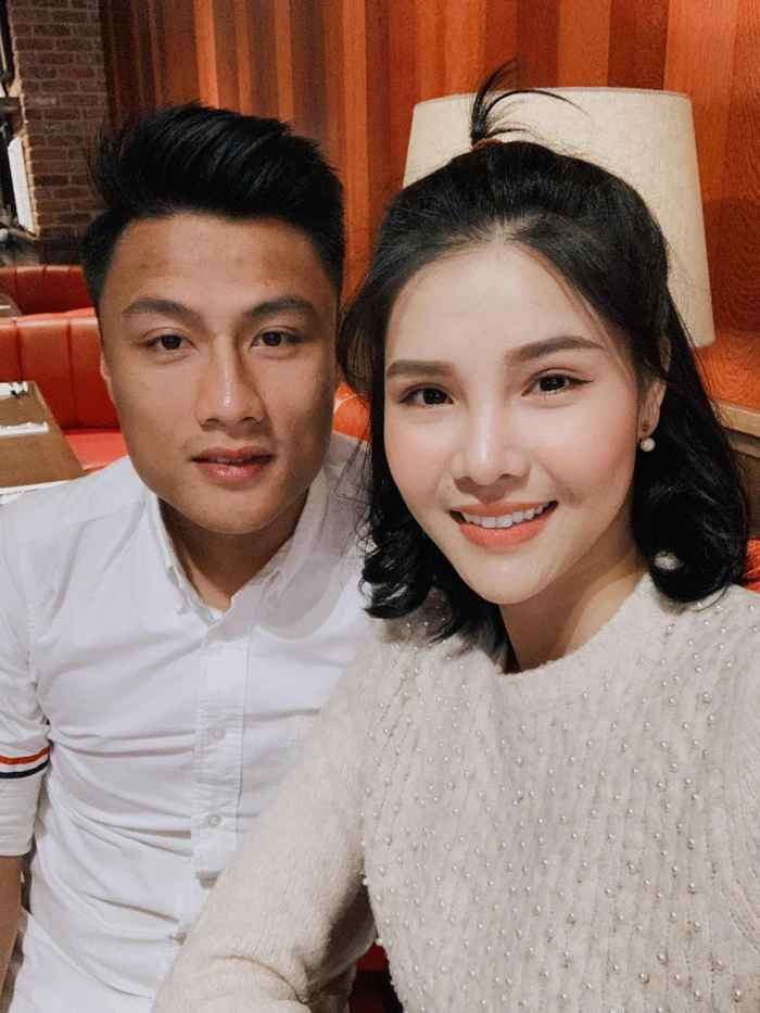 Đâu có ai muốn nhắc lại chuyện cũ đâu, kể cả bạn kia, bạn cũng có một hạnh phúc riêng, một gia đình riêng. Bạn ấy cũng không thích các bạn lôi tên bạn ấy ra, bới móc hoài những chuyện xưa cũ lên vậy. Không có ai thích mình bị thương hại cả, nên đừng có thương hại người ta". Kỳ Hân thẳng thắn chia sẻ.
