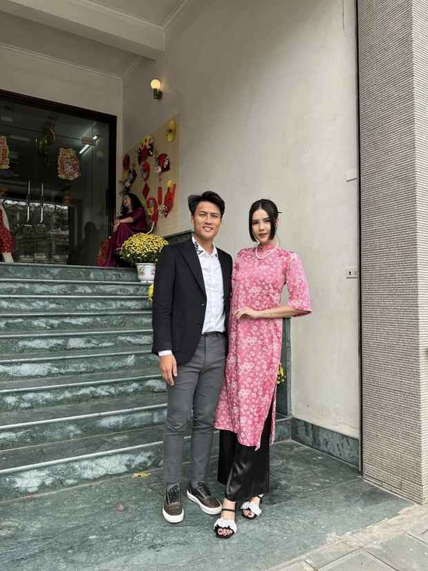 Sau những lời cà khịa chồng, cựu người mẫu không ngần ngại đáp trả dân mạng để bảo vệ Mạc Hồng Quân. Cụ thể, Kỳ Hân nói: "Chồng bạn có chu cấp?”... Ủa sao vào hỏi gì khó vậy, giờ muốn chu cấp cũng không được chu cấp. Bây giờ bạn muốn khịa thì tôi trả lời, sợ gì đâu mà không nói. Đâu có liên lạc gì với nhau lâu rồi, gặp con còn chưa từng được gặp nữa, chu cấp gì, vô khịa kì cục ghê...
