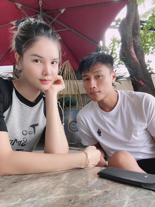 Vì chuyện của người ta không hề liên quan đến các bạn, mà các bạn vào đây soi mói, kiếm chuyện với tôi làm cái gì. Các bạn nghĩ là các bạn bảo vệ một người rồi đi đả kích một người khác là các bạn đang tốt quá hả? Người tốt có đi đả kích người khác không ?". Cựu người mẫu nói thêm.