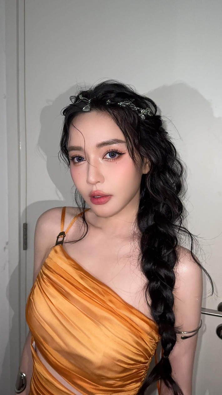 Bích Phương từng để lộ khoảnh khắc vừa ký tặng fan vừa... cày game khiến netizen vô cùng thích thú vì hoá ra, ca sĩ thì cũng mê game mà thôi.