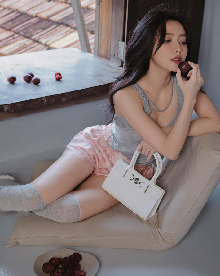 Dù không ra sản phẩm mới nhưng Bích Phương vẫn thường xuyên cập nhật nhưng bức ảnh thời trang của mình lên trang cá nhân.