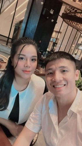 Không những vậy, trung vệ người Hà Tĩnh còn rất biết cách chiều vợ khi có những món quà vô cùng ý nghĩa vào những ngày đặc biệt.