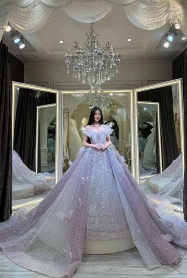 Chiều ngày 31/1, nàng WAG Chu Thanh Huyền đã cùng người thân đi thử váy cưới chuẩn bị cho kế hoạch tổ chức lễ cưới với tiền vệ Nguyễn Quang Hải.