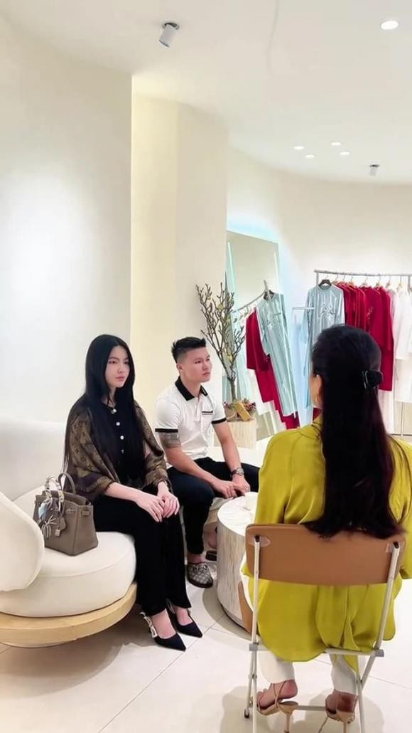 Quang Hải và Chu Thanh Huyền đã làm lễ ăn hỏi hôm 1/1, lễ ăn hỏi của chàng tuyển thủ linh đình nhất xóm được tổ chức ở sân vận động ngay trước nhà.